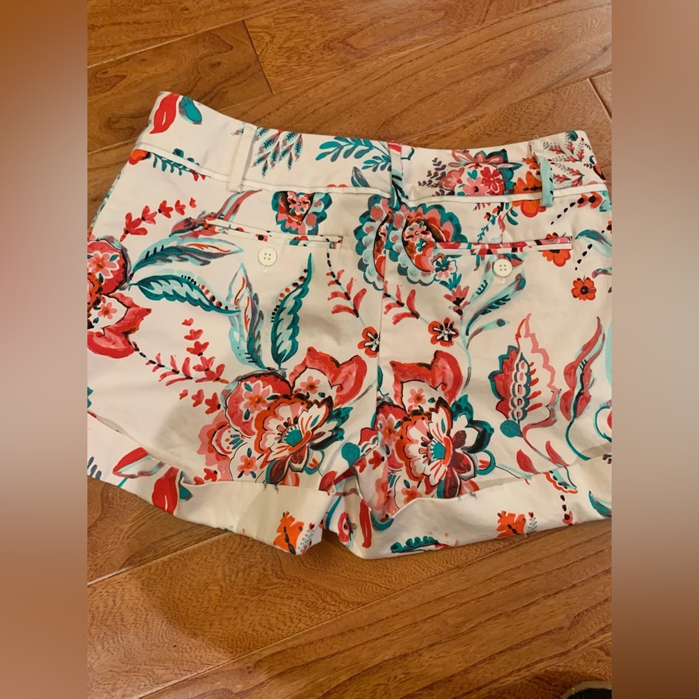 ☘️Luxurious Floral shorts size 6 - Picture 2 of 3